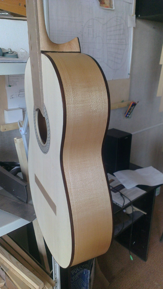 вот так сейчас гитара выглядит - после первого раза обработки маслом