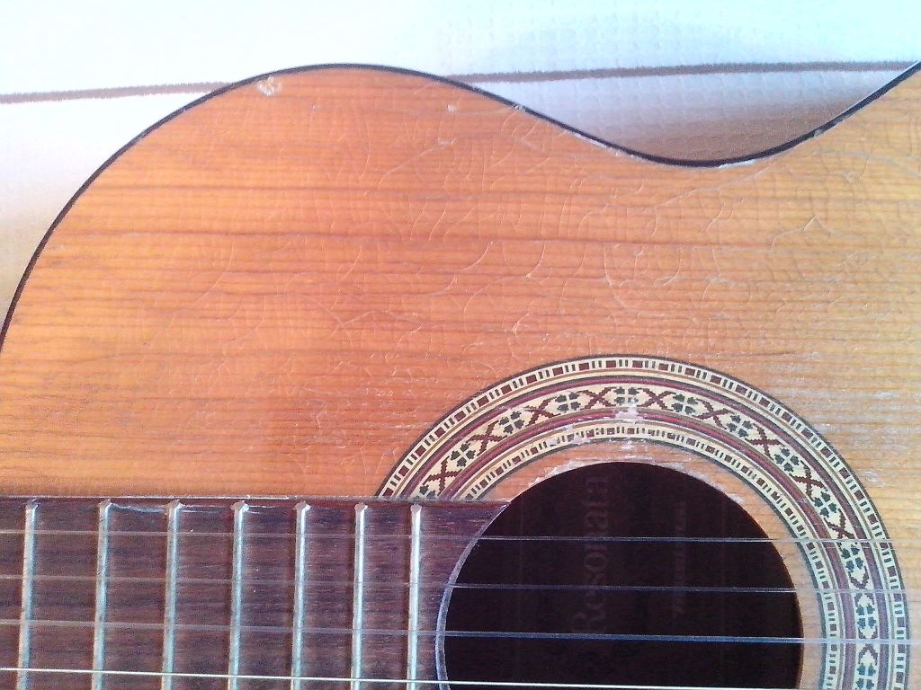 Позаиствованное фото розетки гитары Ивана Ивановского. Видно. что она приклееная