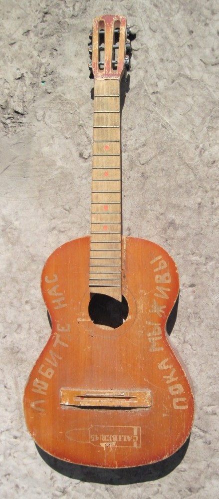 много лет гитара что называется валялась в сарае, удивляюсь как вообще она не была выброшена