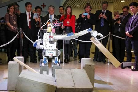 2016-01-20T133340Z_1_LYNXNPEC0J0TF_RTROPTP_2_DAVOS-MEETING-ROBOTS.JPG.cf.jpg