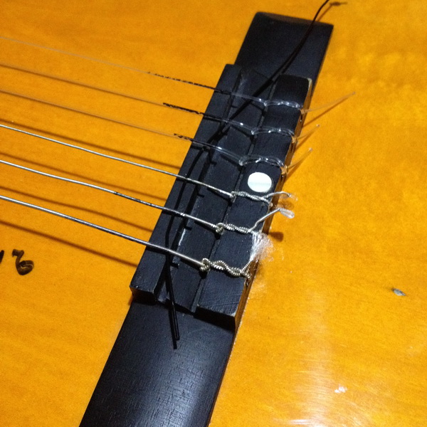 Косточку на подставке заменили на проволочку, чтобы уменьшить высоту струн.