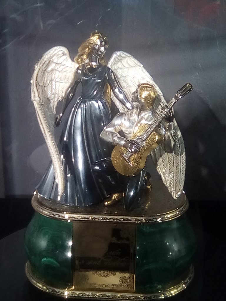 А это памятная статуэтка из Уральского малахита, бронзы и золота. Их две - одна у Влади, другая в музее. Изготовлены специально для вручения Марине в рамках премии &quot;Жёны декабристов ХХ века&quot;