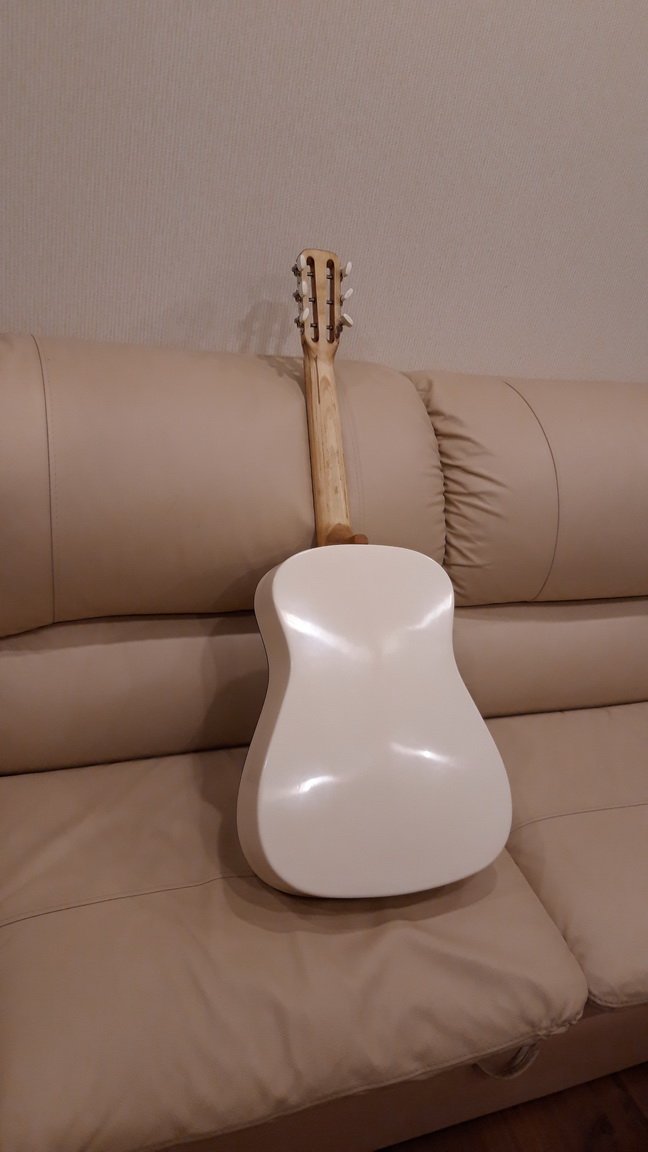 Цвет пластика не ярко белый, а тепло-молочный, решил, что гитара будет блондинкой.